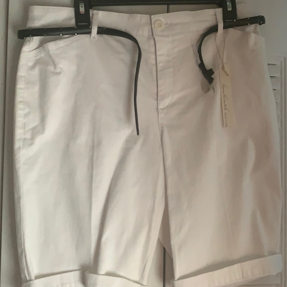 Gloria Vanderbilt white khaki shorts